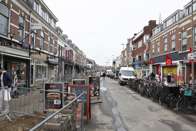 914271 Gezicht in de Damstraat te Utrecht, uit het zuiden, tijdens werkzaamheden aan de warmteleidingen.